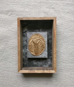 exid125032wid109022 / 古代の手のレリーフ b-25024