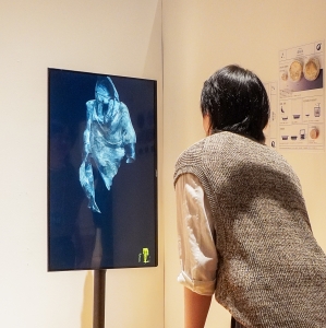 王 智恒/「共生」 -人の動きに合わせて映し出されたインタラクティブ仮想衣服